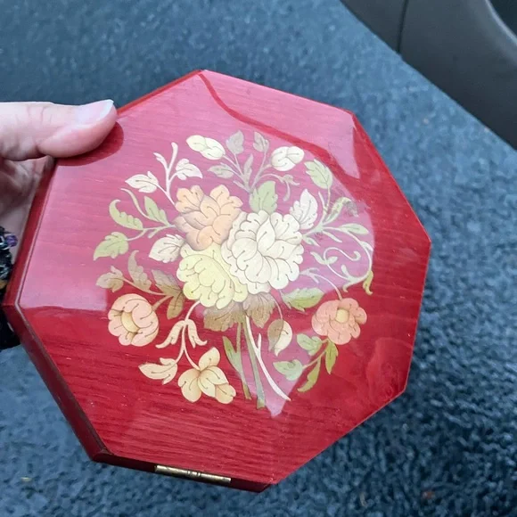 Vintage Italian Inlaid Octagonal Sorrento jewlery Musical box